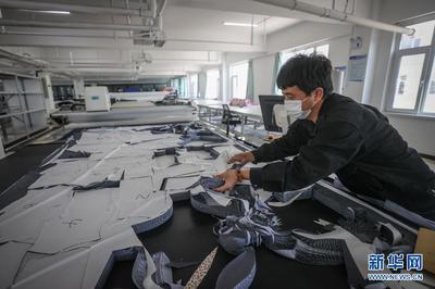 冰火两重天,东北两座城市的“轻量化”转型密码