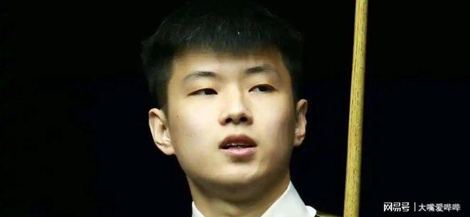 优游国际ub8平台中国体坛最新静态：赵心童播种50万英镑与美男高朋合影引存眷(图3)