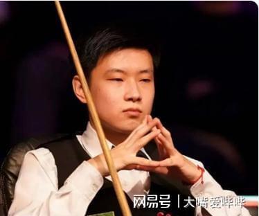 优游国际ub8平台中国体坛最新静态：赵心童播种50万英镑与美男高朋合影引存眷(图6)